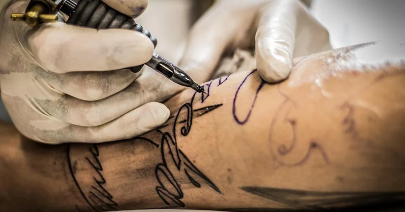 Les formations obligatoires : le diplôme de tatoueur et le stage hygiène