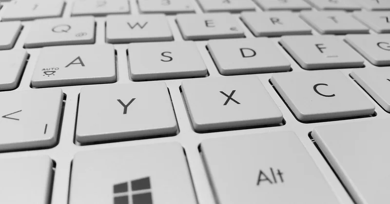 Comment taper le symbole © : raccourcis clavier et astuces