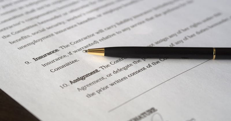Signature p/o : tout savoir sur cette mention et son usage professionnel