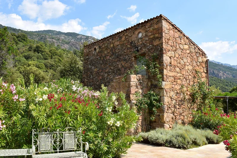 Les garanties indispensables pour une résidence secondaire en Corse